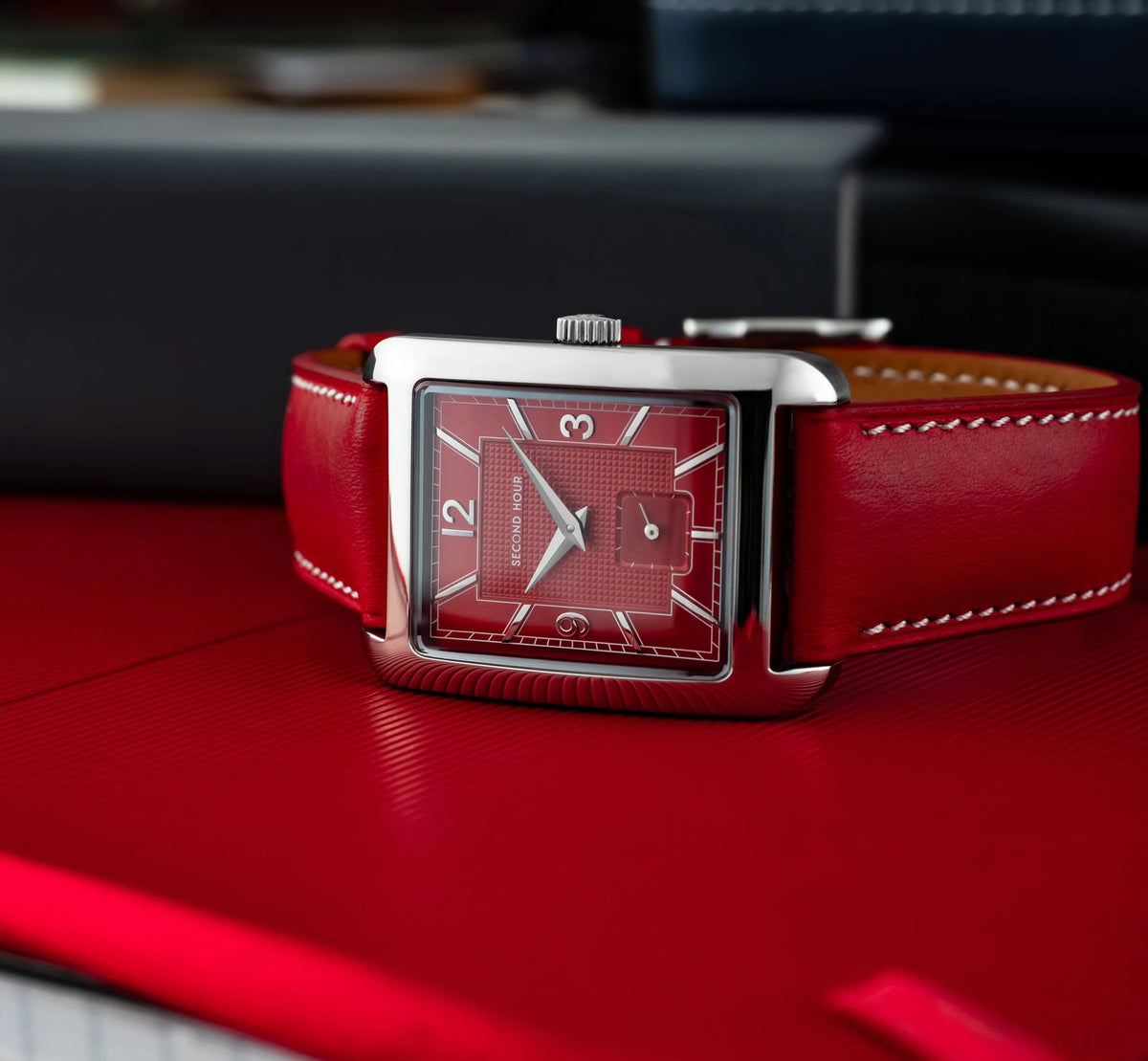SECOND HOUR MEMOIR GENTLEMAN'S DRESS RED UAE