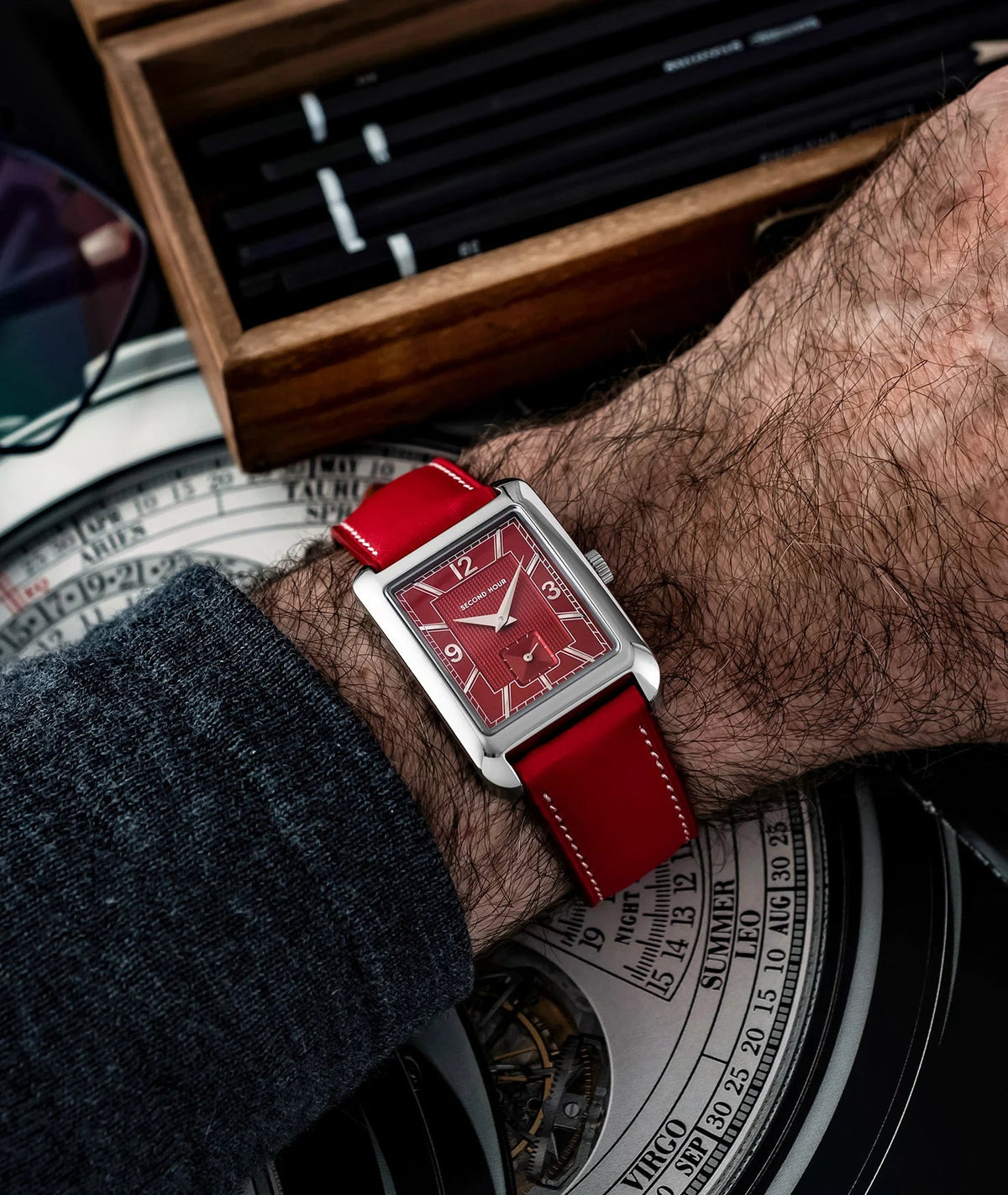 SECOND HOUR MEMOIR GENTLEMAN'S DRESS RED UAE