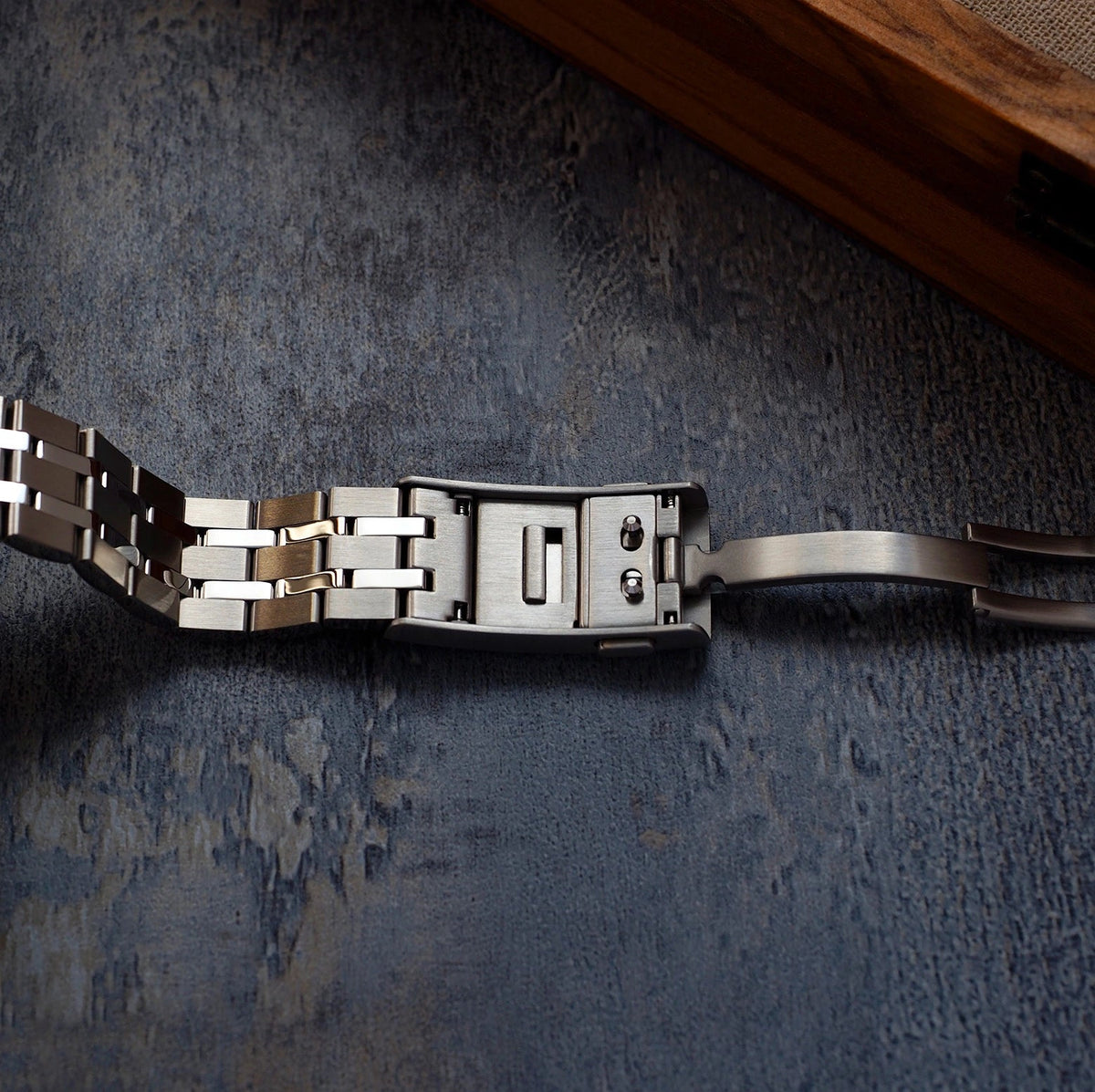 SECOND HOUR SEA GIN CLEAR II DATE ARCTIC WHITE UAE