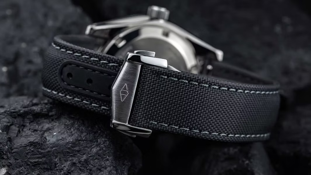ARTEM SAILCLOTH STRAPS OFFERS UNMATCHED COMFORT AND SUPERIOR VERSATILITY, INCLUDING IN LATEST “LOOP-LESS” DESIGN