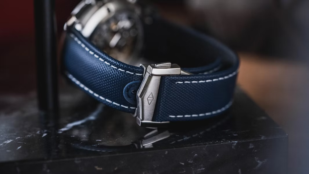 ARTEM INTRODUCES LOOP-LESS NAVY BLUE SAILCLOTH STRAP