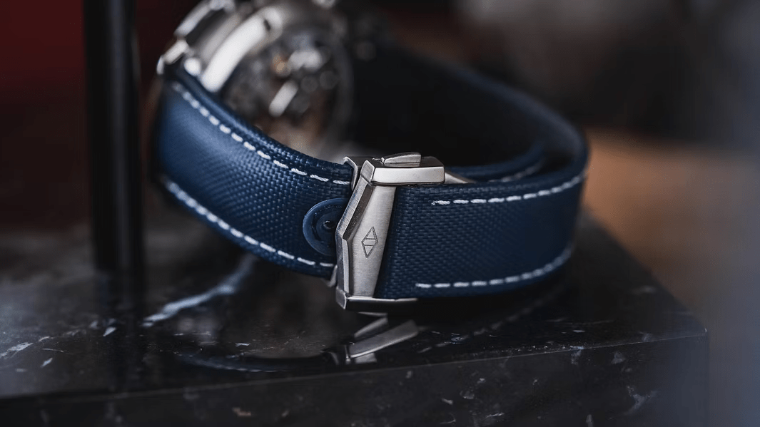 ARTEM INTRODUCES LOOP-LESS NAVY BLUE SAILCLOTH STRAP - WATCHH