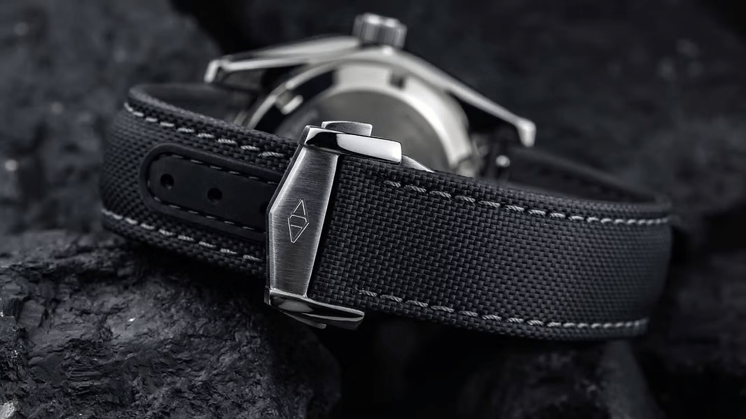 ARTEM SAILCLOTH STRAPS OFFERS UNMATCHED COMFORT AND SUPERIOR VERSATILITY, INCLUDING IN LATEST “LOOP-LESS” DESIGN - WATCHH